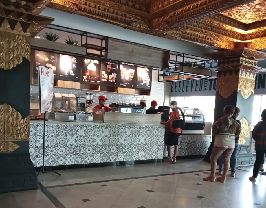 Bangunan lantai satu dengan desain yang estetik berbalut ornamen Jawa.