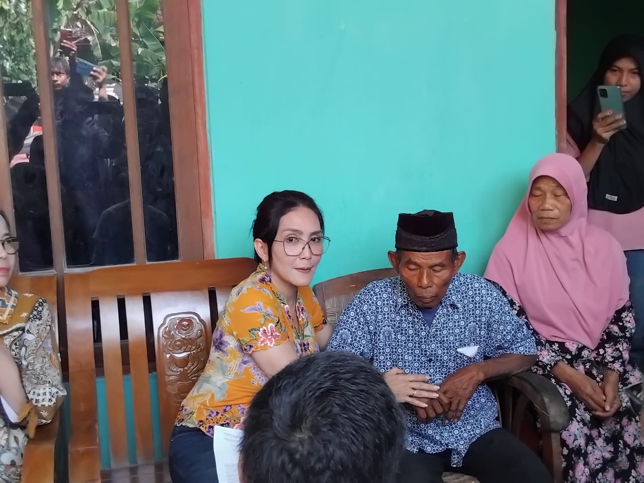 Anggota DPR RI Komisi IV Rieke Diah Pitaloka saat mengunjungi kediaman Mbah Tupon di Bangunjiwo, Kasihan, Bantul, Sabtu (3/5/2025). Rieke siap kawal kasus mafia tanah yang mendera Mbah Tupon.