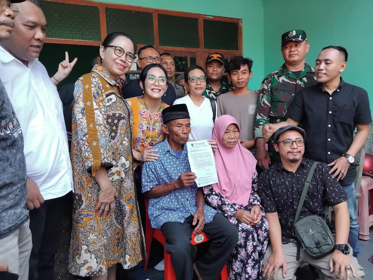 Anggota DPR RI Komisi IV Rieke Diah Pitaloka, Wakil Ketua Komisi X DPR RI MY Esti Wijayati dan sejumlah pejabat saat mengunjungi kediaman Mbah Tupon di Kabupaten Bantul, Sabtu (3/5/2025).