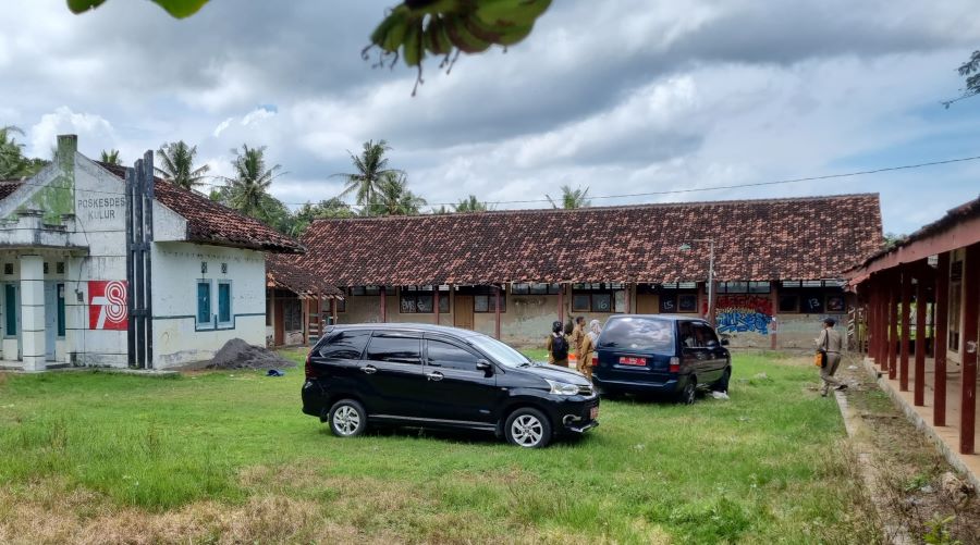 SURVEY: Petugas melakukan survey lokasi calon dibangunnya sekolah rakyat.