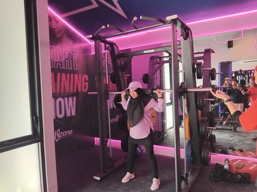 SEHAT: Pengunjung saat mencoba berbagai macam alat gym di Wzone Women Fitness Studio.