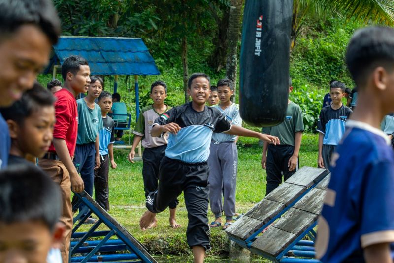 PULIHKAN MENTAL: Sejumlah santri korban runtuhnya tembok kolam penampungan air di Pondok Modern Darussalam Gontor Kampus 5 Darul Qiyam mendapat trauma healing