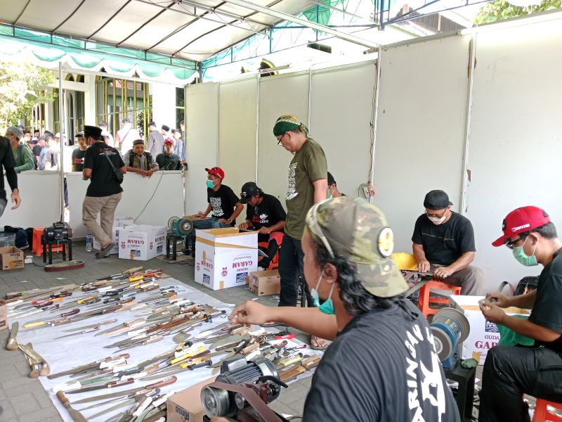 MOMENTUM: Kegiatan asah 2.000 pisau yang akan digunakan untuk menyembelih hewan kurban saat Idul Adha mendatang di Masjid Agung Sleman Minggu (4/5).
