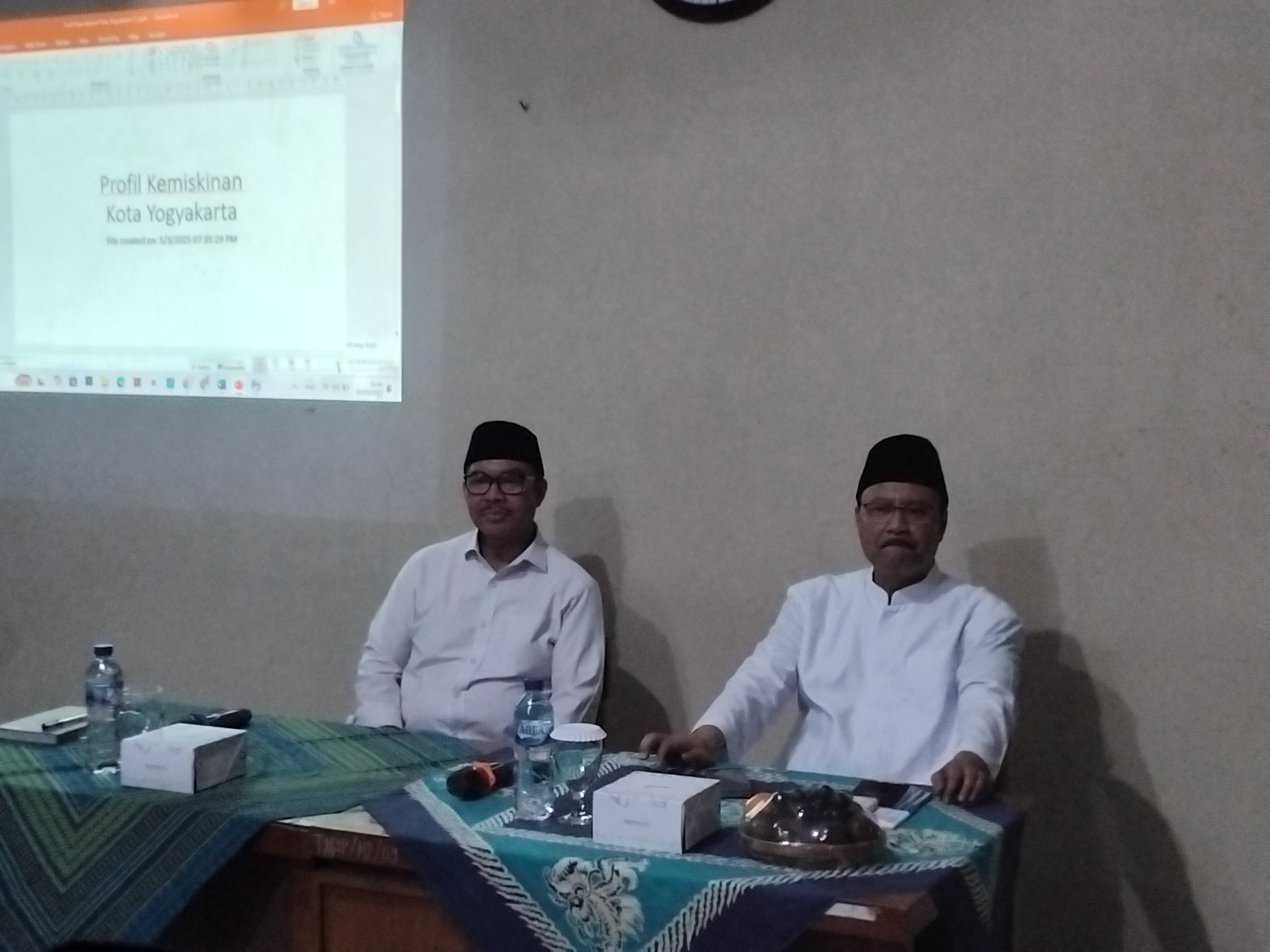 Keterangan Menteri Sosial Republik Indonesia Saifullah Yusuf (tengah) didampingi oleh Walikota Kota Jogja Hasto Wardoyo (kiri) saat memberikan paparan sekolah rakyat di SMA Taman Madya Ibu Pawiyatan.