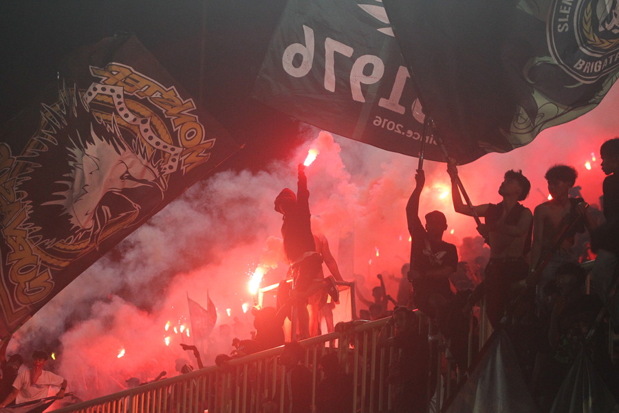 Pemain PSS Sleman Gustavo Tocantins melakukan selebrasi seusai mencetak gol ke gawang PSM Makassar dalam pertandingan Liga 1, di Stadion Maguwoharjo, Sleman, Sabtu malam (3/5/2025).