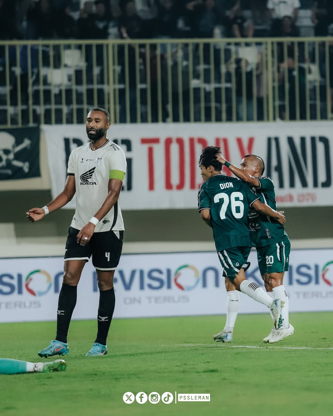 Selebrasi pemain PSS Sleman Dominikus Dion bersama Riko Simanjuntak saat mencetak gol ke gawang PSM Makassar