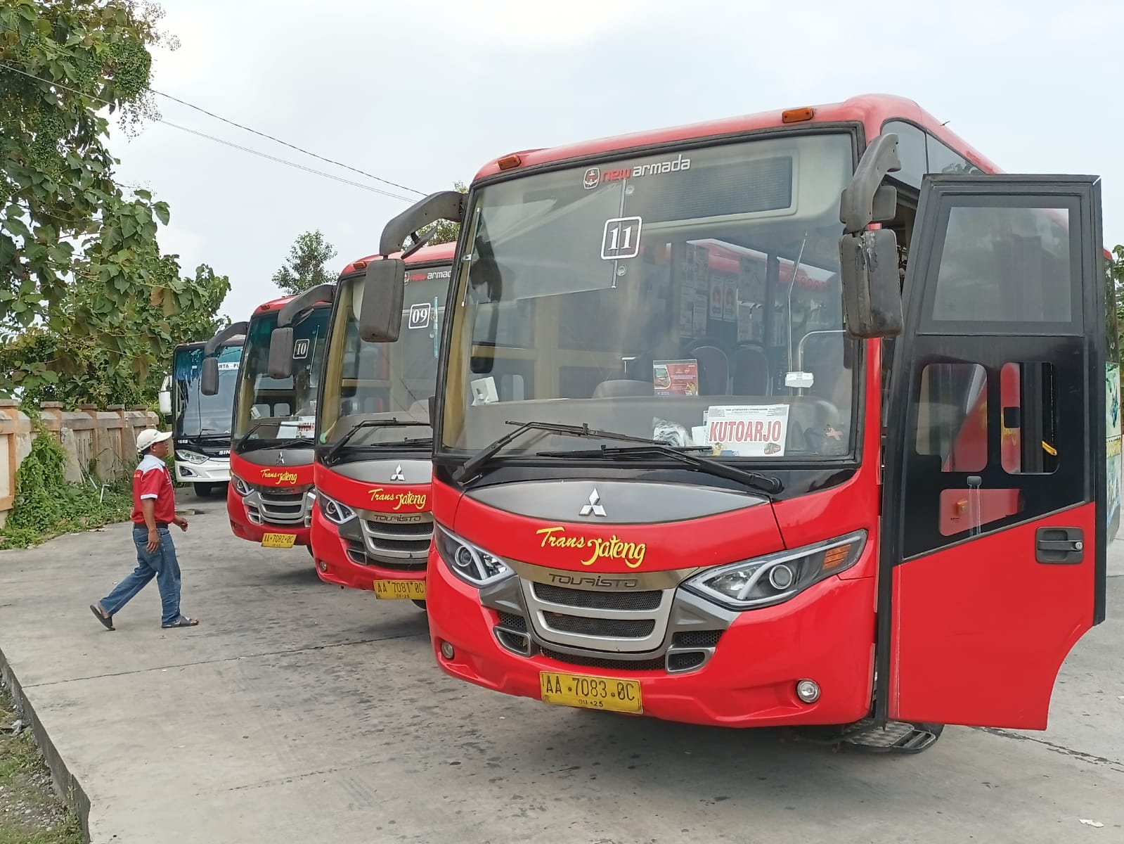 Armada Trans Jateng koridor Purworejo-Magelang tampak terparkir di Terminal Kutoarjo