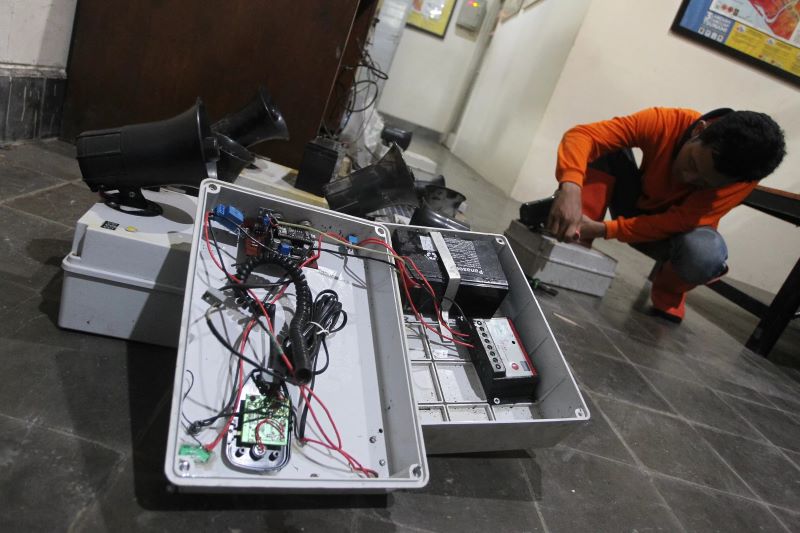 PERBAIKAN: Personel BPBD Kulon Progo memperbaiki sensor EWS yang rusak.