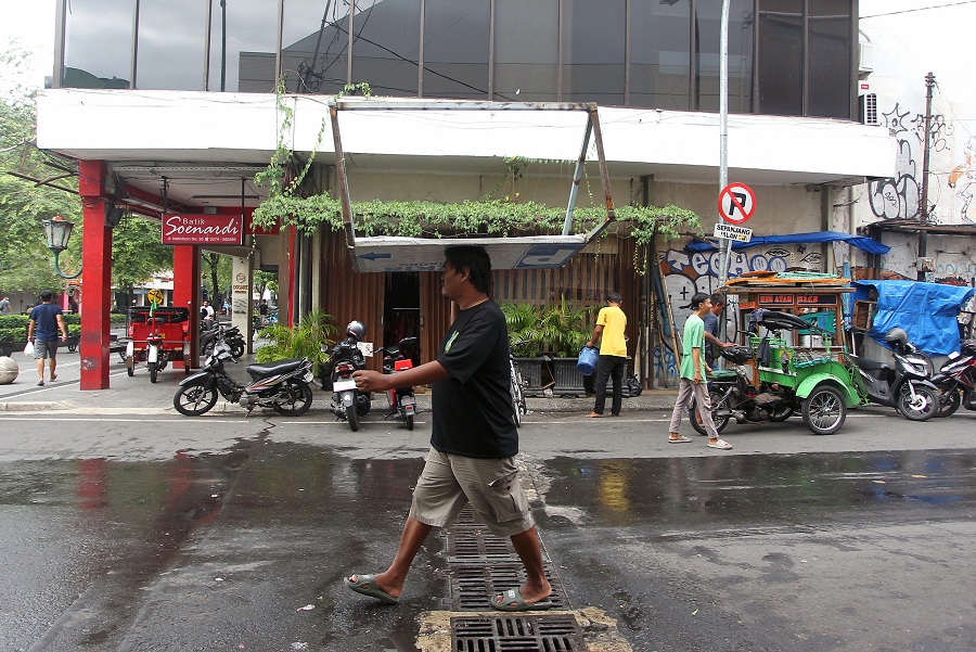 Seorang pekerja membawa meja untuk berdagang di kawasan sirip Malioboro, Kota Jogja, Senin (5/5/2025).