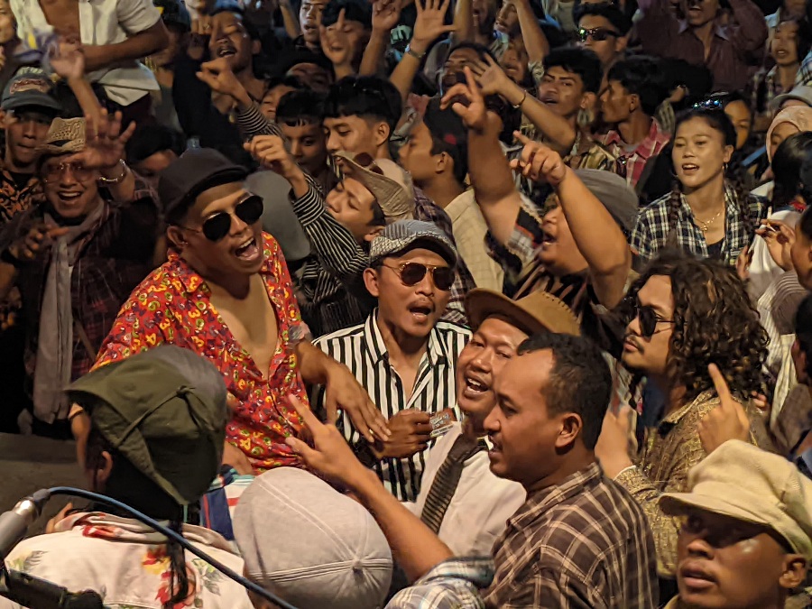 UNIK: Penonton sengaja mengenakan pakaian jadul untuk menyesuaikan genre dangdut yang dibawakan.