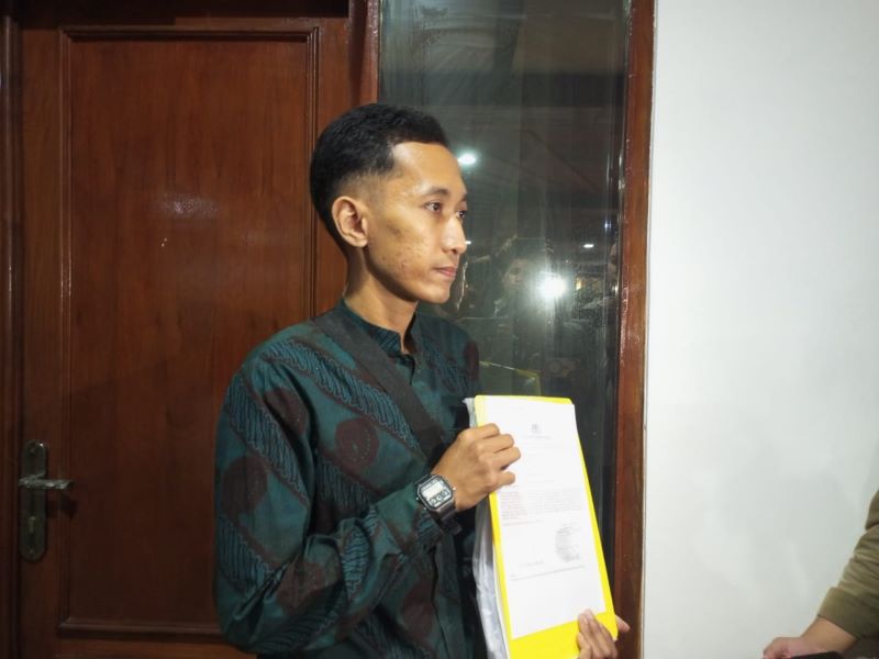 KORBAN LAIN: Bryan Manov Qrisna Huri saat melaporkan kasus mafia tanah yang turut menimpa keluarganya ke Polda DIY pada akhir April lalu.