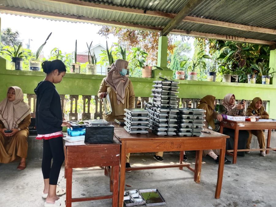 Siswa-siswi dari rumah mengambil MBG