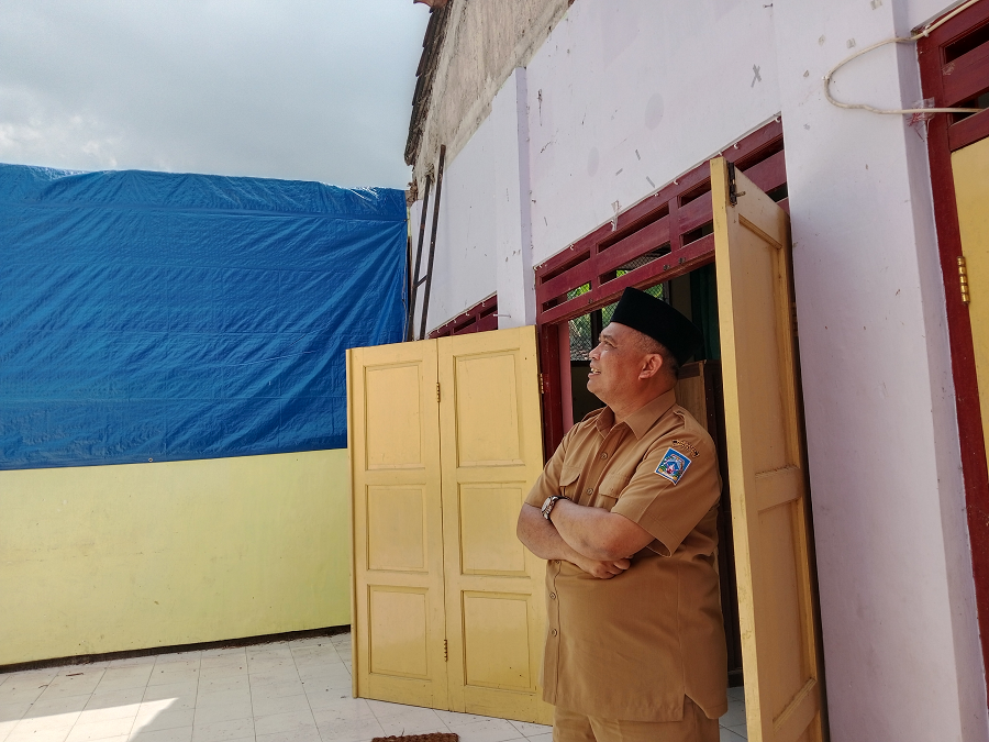 TAK INGIN TERULANG: Bupati Sleman Harda Kiswaya saat meninjau SDN Kledokan, Caturtunggal, Depok, yang atap ruang kelas enamnya ambruk.