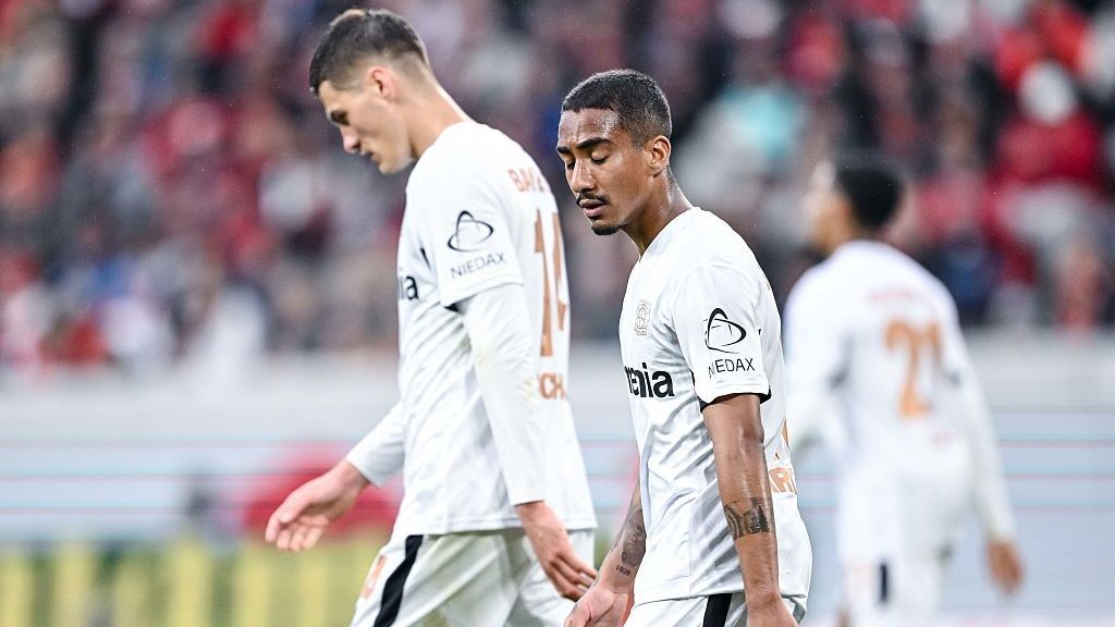 Pemain Bayer Leverkusen terlihat lesu setelah hasil imbang atas Freiburg yang memastikan Bayern Munich menjadi juara Bundesliga