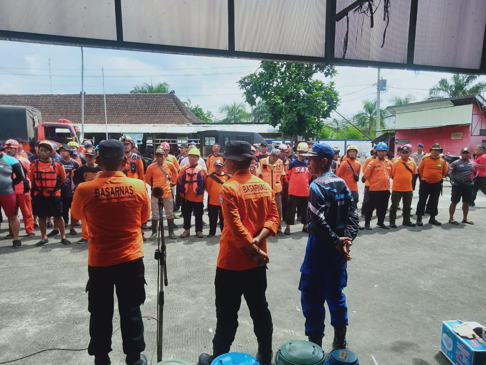 Tim SAR Gabungan melakukan apel sebelum dan sesudah melakukan proses pencarian terhadap Atharva Dimar Sena Selasa (6/5).