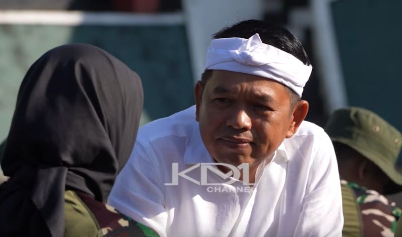 Gubernur Jawa Barat, Dedi Mulyadi, meninjau program pembinaan siswa bermasalah di Rindam III/Siliwangi, Lembang, Kabupaten Bandung Barat.