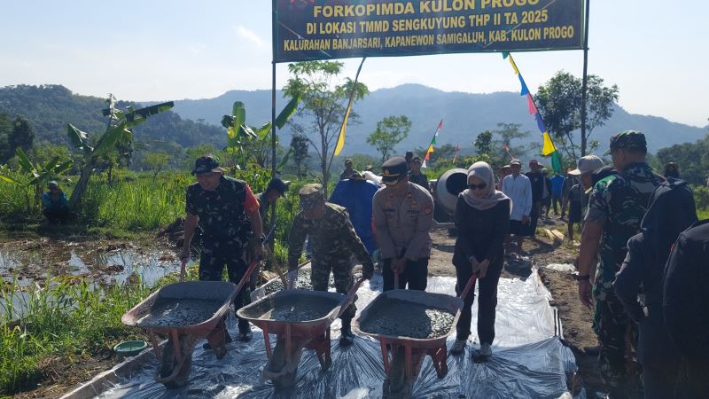 PENINJAUAN: Wabup beserta rombongan melihat lokasi TMMD.&nbsp;