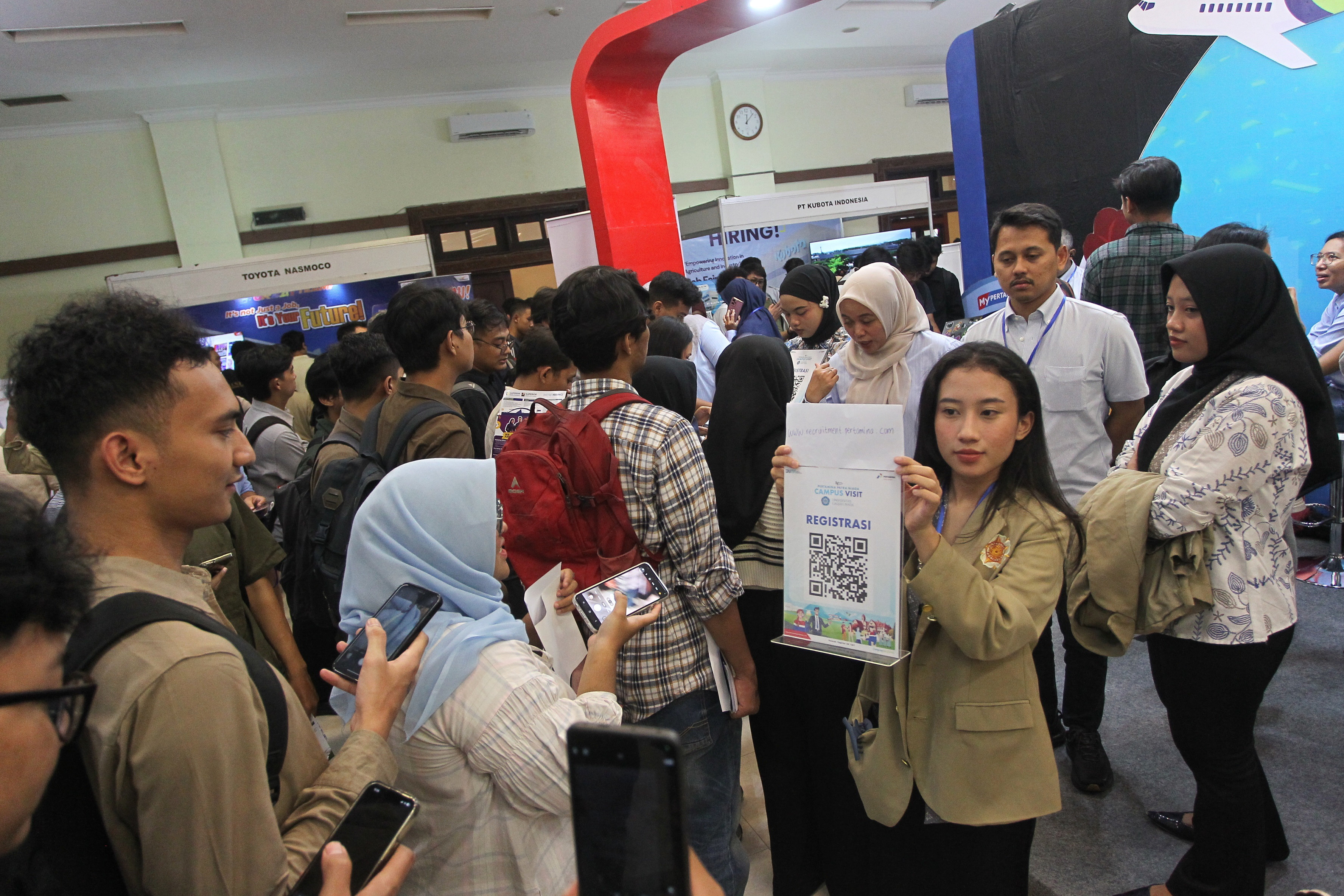 Ribuan pencari kerja dari berbagai latar belakang pendidikan antusias mendatangi booth atau tenant pekerjaan di SV UGM Career Days, kemarin (6/5).