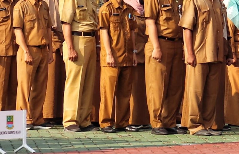 Pegawai negeri sipil sedang berbaris.