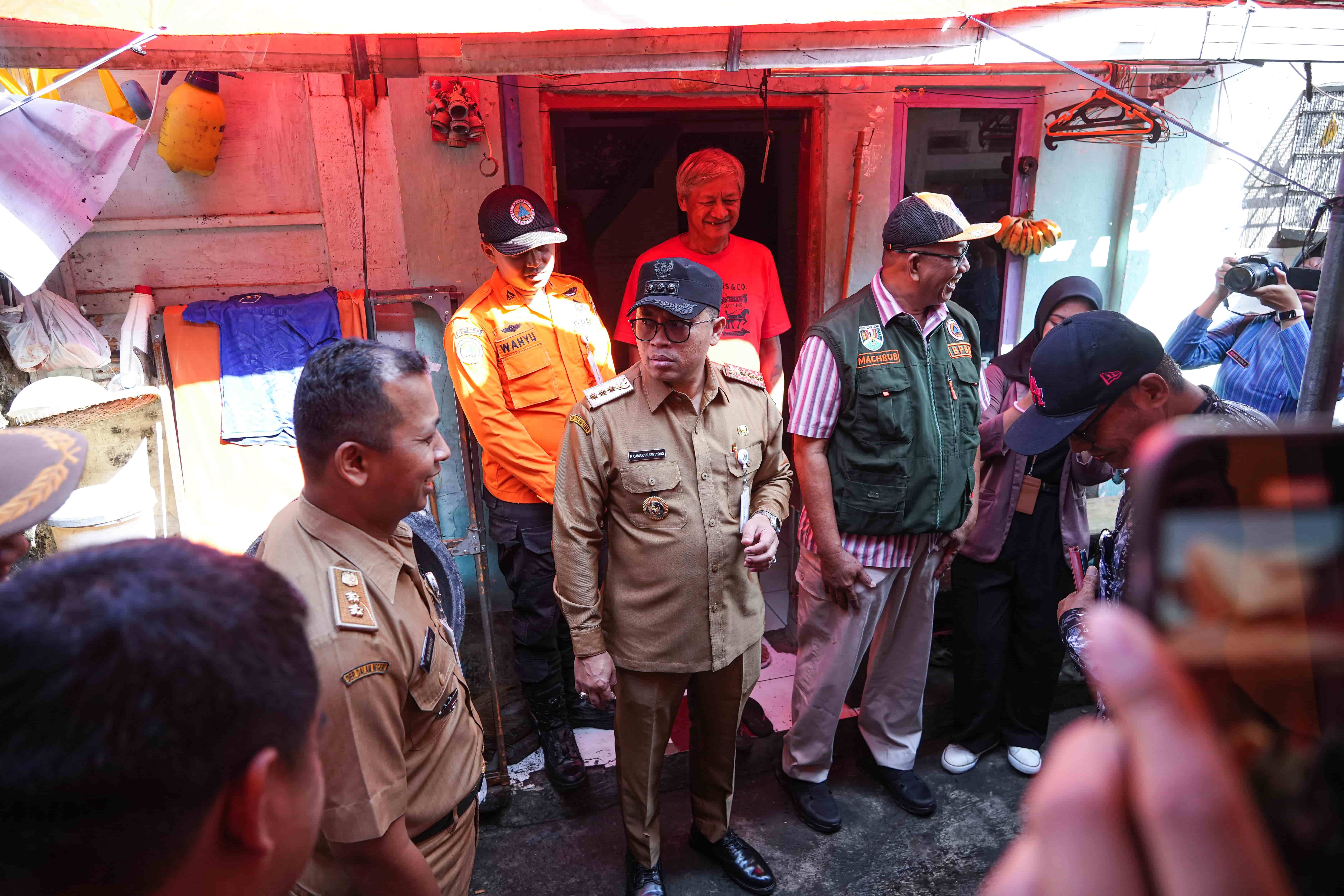 Wali Kota Magelang bersama jajarannya saat berkunjung ke rumah korban kebakaran di Rejowinangun Selatan, Selasa (6/5).  &nbsp;