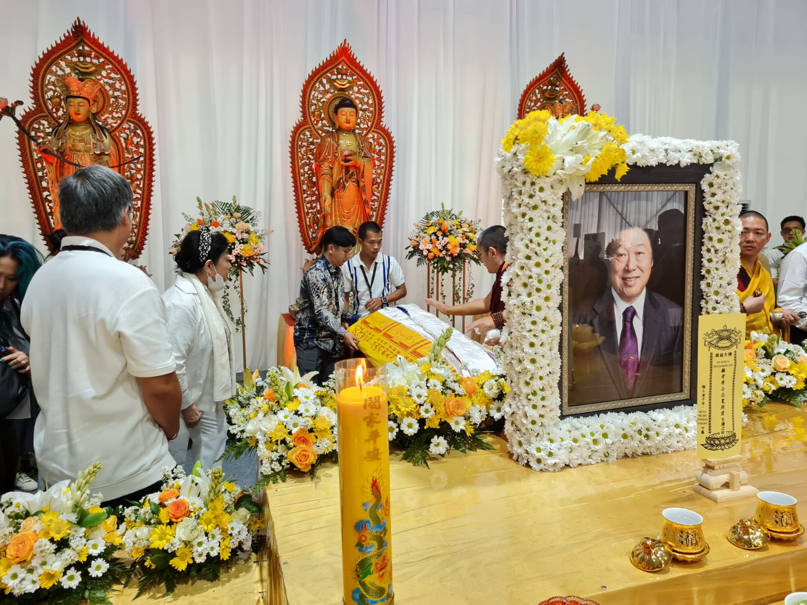 DISEMAYAMKAN: Peti jenazah Murdaya Poo sudah dipindah ke kaki Bukit Dagi sebelum dikremasi pada Rabu (7/5/2025).