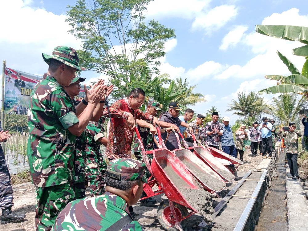 SIMBOLIS: Pembukaan TNI Manunggal Membangun Desa (TMMD) Reguler ke-124 di Lapangan Pondokrejo, Tempel, Sleman Selasa (6/5).