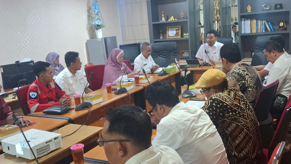 DISKUSI: Sesi pertemuan antara tim hukum Pemkab Bantul dengan pihak Bryan Manov Qrisna Huri, yang merupakan korban penggelapan sertifikat tanah Rabu (7/5).