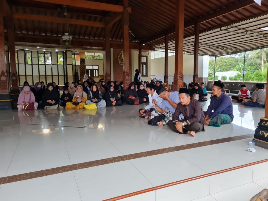 DOA BERSAMA: Wali siswa melakukan doa bersama di pendopo SD Islam Tahfidz Qur