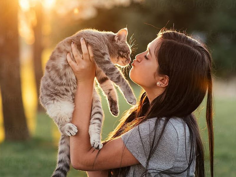 Kucing dan seorang perempuan.