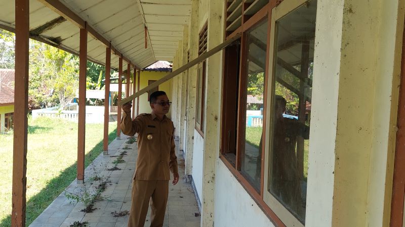 RUSAK: Wabup Ambar dan Lurah Banjarsari meninjau sekolah dasar.&nbsp;