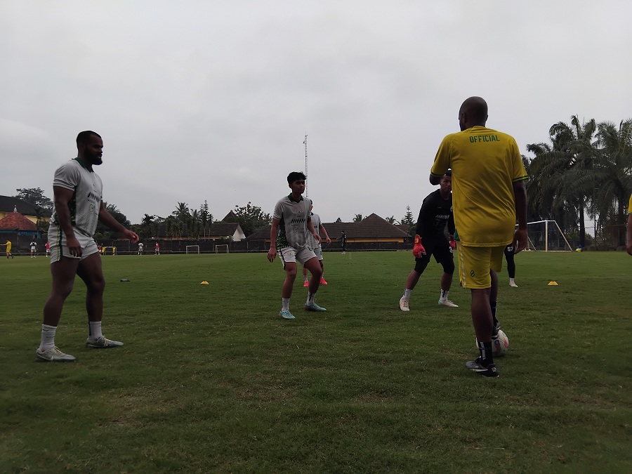 JELANG LAGA: Para pemain PSS Sleman saat menjalani latihan rutin di Lapangan Pakembinangun, Sleman untuk menghadapi tuan rumah PSIS Semarang, Jumat (9/5/2025) nanti.  &nbsp;
