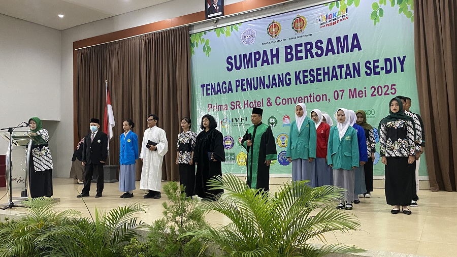 SIMBOLIS: Pengambilan sumpah bersama 683 tenaga penunjang kesehatan DIJ di Prima SR Hotel dan Convention,&nbsp;Rabu (7/5/2025).