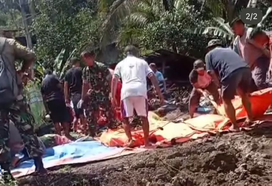 Tentara dan warga membantu melakukan evakuasi korban kecelakaan di jalur Purworejo - Magelang