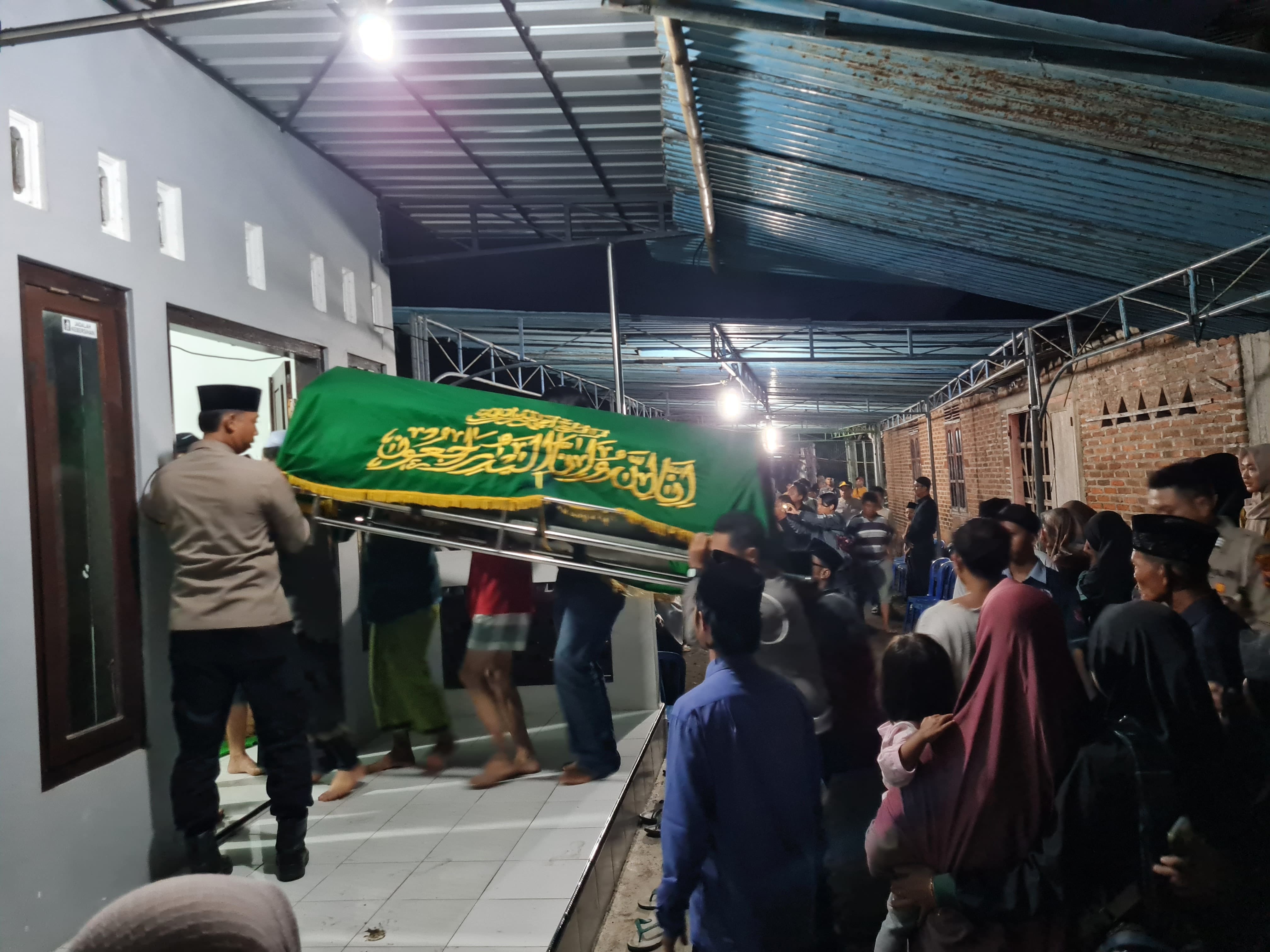 PENUH HARU: Suasana rumah duka korban kecelakaan maut di Jalan Purworejo-Magelang.