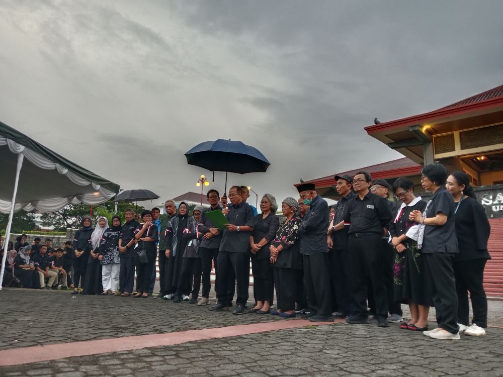 Akademisi UGM saat menyampaikan aspirasi suara keprihatinan Bulaksumur Rabu (7/5)