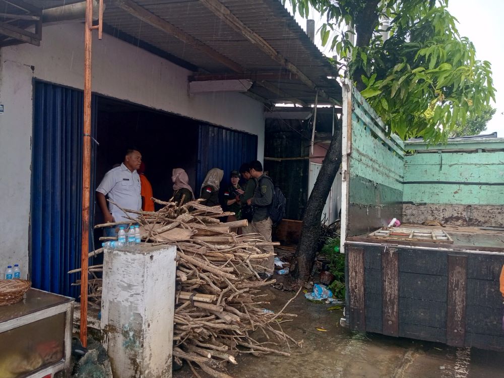 EKSEKUSI: Petugas PN Wonosari saat mengosongkan rumah Edi Susanto, warga Mokol, Selang Wonosari Rabu (7/5).
