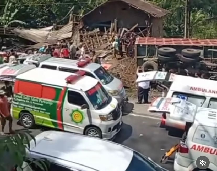 sejumlah ambulan tengah mengevakuasi korban kecelakaan