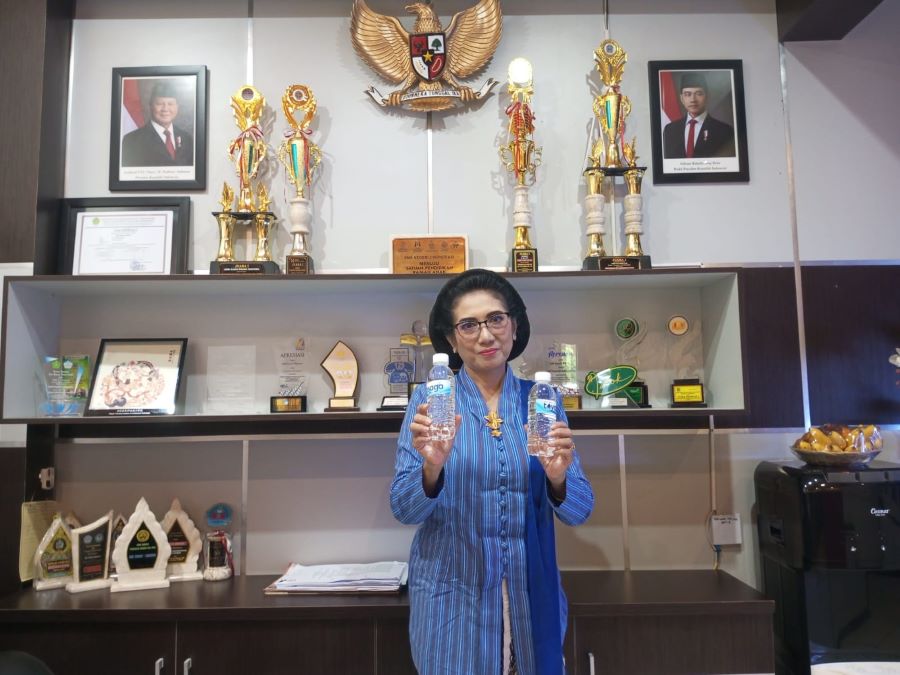 Kepala Sekolah SMKN 3 Wonosari, Dwi Retno Wahyuningtyas menunjukkan produk air mineral Toyasaga karya siswanya.