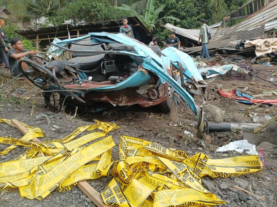 kondisi angkot hancur total setelah bertabrakan dengan truk