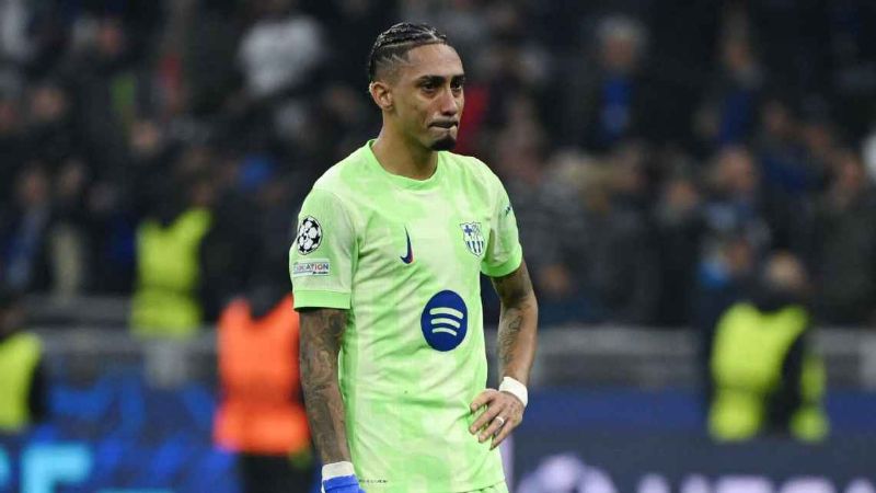 Raphinha terlihat sedih setelah tersingkirnya Barcelona dari Liga Champions setelah kekalahan atas Inter