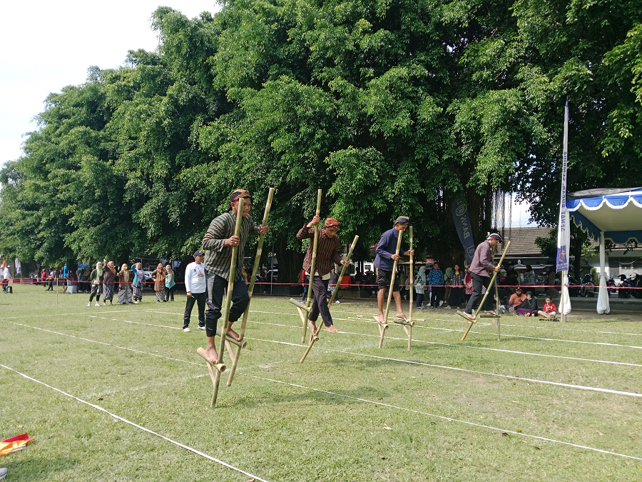 SERU: Pelaksanaan lomba olahraga tradisional di Lapangan Pemda Sleman,&nbsp;Kamis (8/5/2025). Kompetisi ini untuk memeriahkan Hari Jadi ke-109 Kabupaten Sleman.