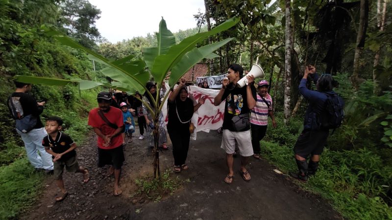 PRIHATIN: Warga Tangkisan 2 menanam pohon di jalan yang rusak puluhan tahun.&nbsp;