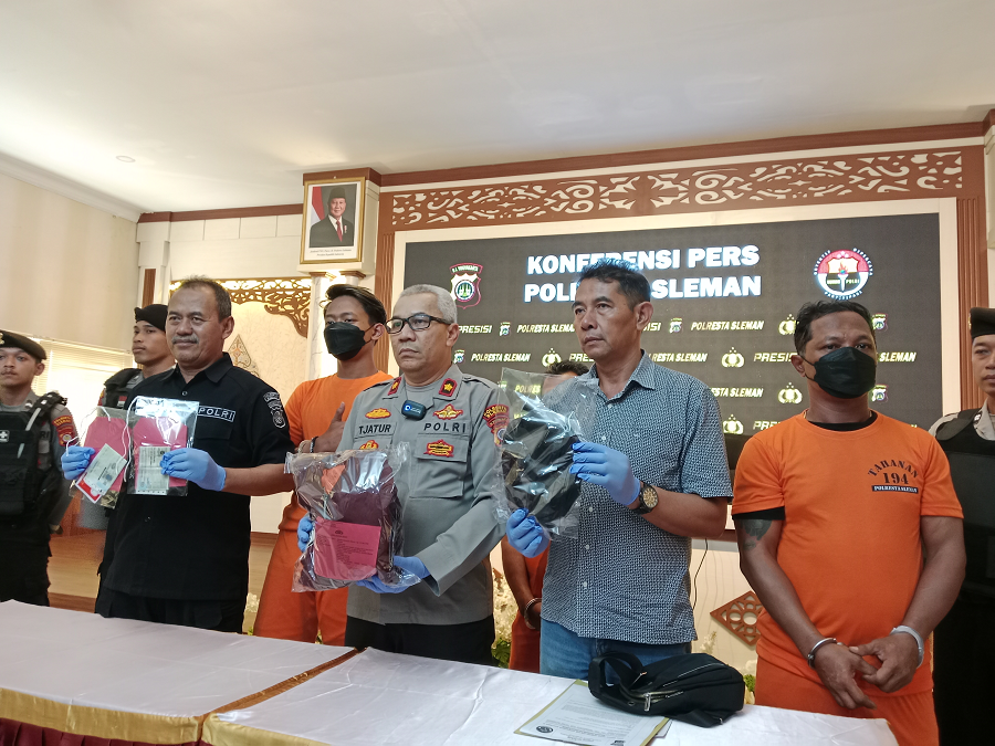 GELAR PERKARA: Polisi mengamankan tiga pelaku yang merupakan debt collector (DC) yang telah melakukan penganiayaan kepada ojol saat mengantar pesanan.