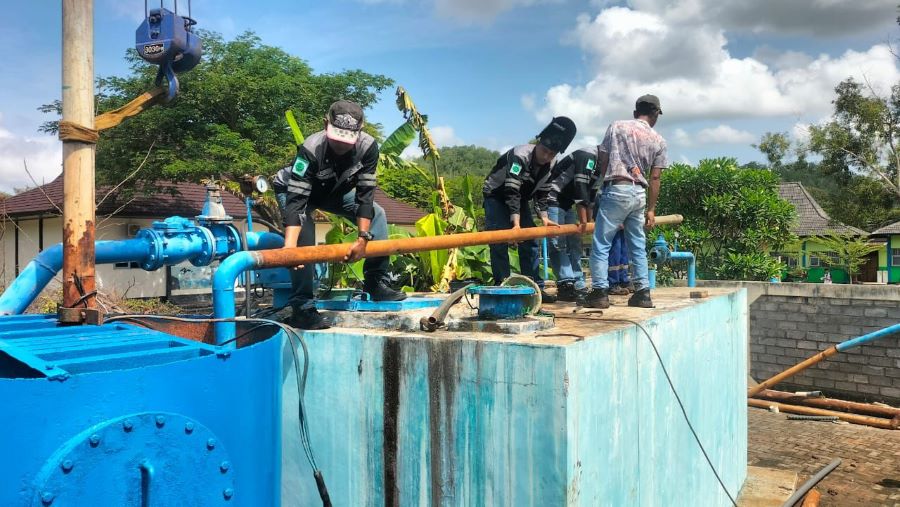 Petugas melakukan perbaikan pada sumur  pipa PDAM