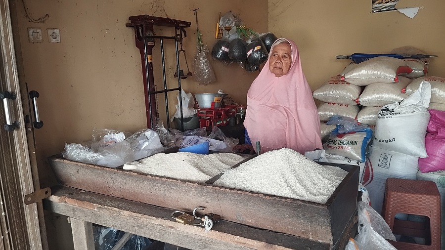 SEPI: Pedagang beras saat menunggu pembeli di lapaknya Pasar Bantul, Kamis (8/5/2025). Sejumlah harga bahan pokok di pasar ini menunjukkan tren penurunan.