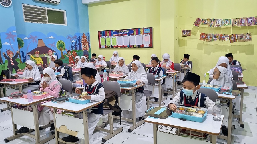 Para siswa saat menerima program MBG.