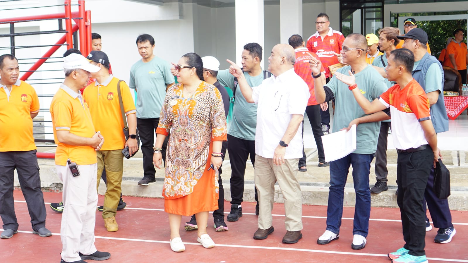 Ketua Umum KONI DIJ KGPAA Paku Alam X yang didampingi oleh Bupati Gunungkidul Endah Subekti Kuntariningsih saat melakukan pengecekan calon venue Porda DIJ 2025
