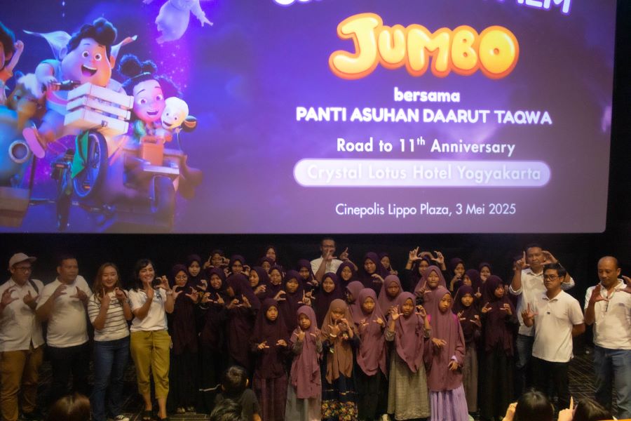 Nonton bersama film "Jumbo" yang digelar Crystal Lotus Hotel Yogyakarta  bersama anak-anak Panti Asuhan Daarut Taqwa di Cinepolis Lippo Plaza Yogyakarta.