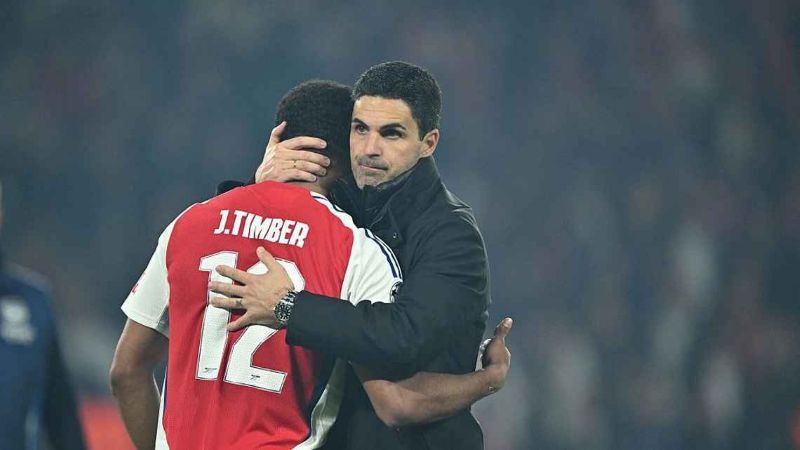 Pelatih Arsenal, Mikel Arteta peluk Jurrien Timber setelah kekalahan atas PSG di semifinal Liga Champions