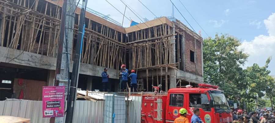 Proses Evakuasi Korban Tersengat Listrik oleh Damkar Banguntapan